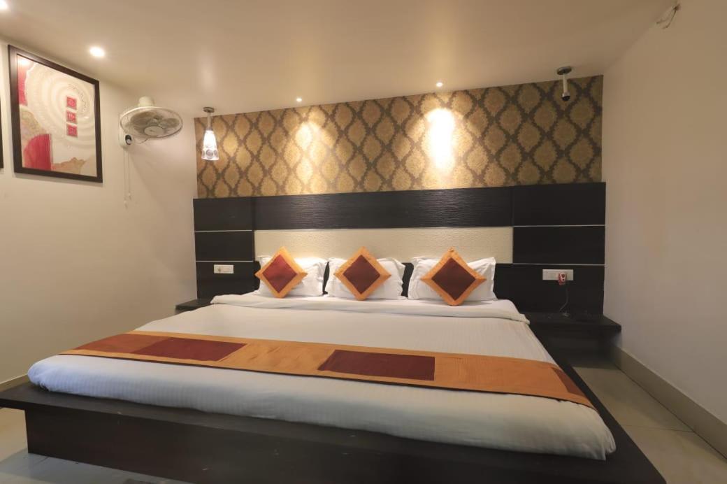 Hotel Rashmi Гувахати Экстерьер фото