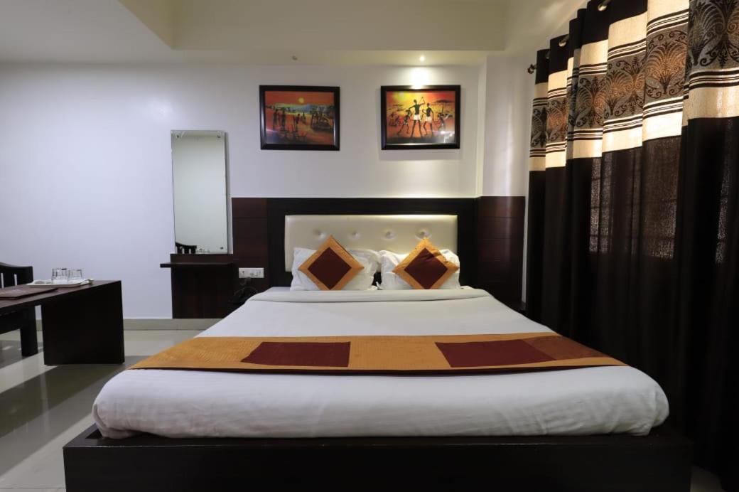 Hotel Rashmi Гувахати Экстерьер фото